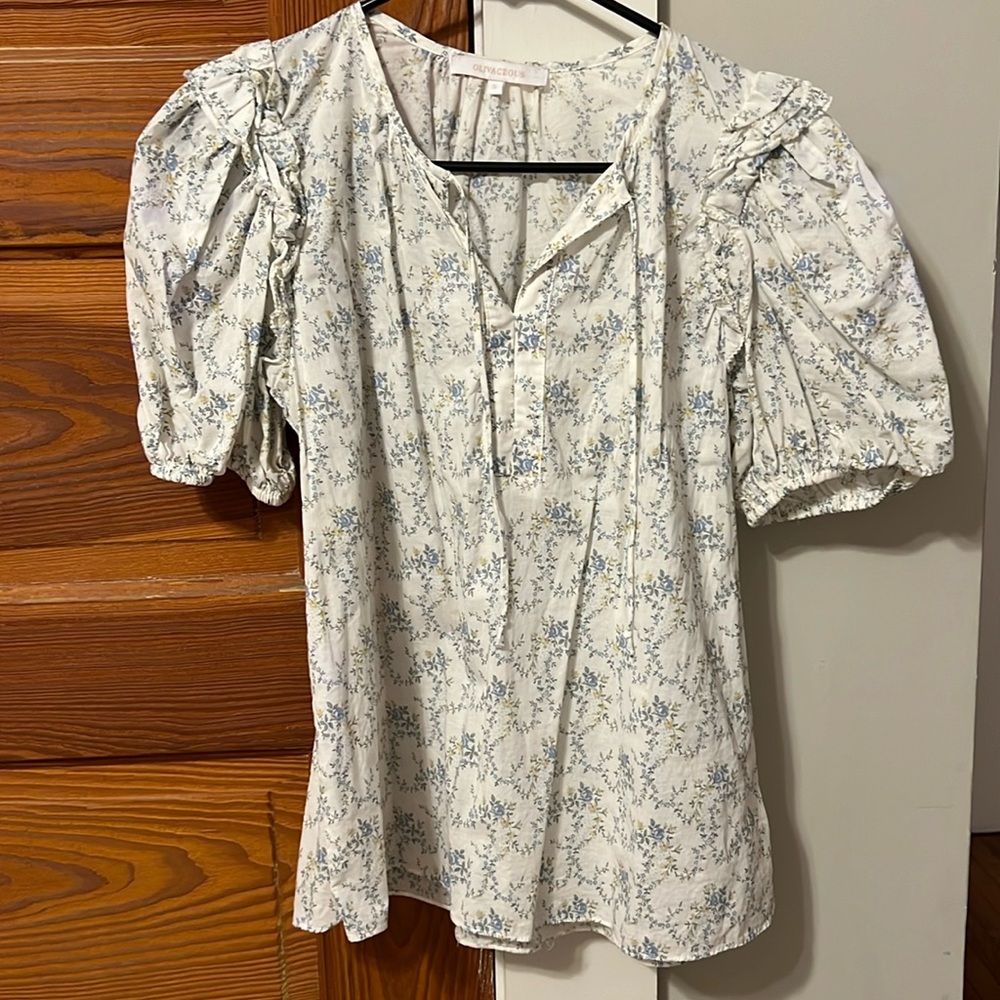 Olivaceous floral puff sleeve top